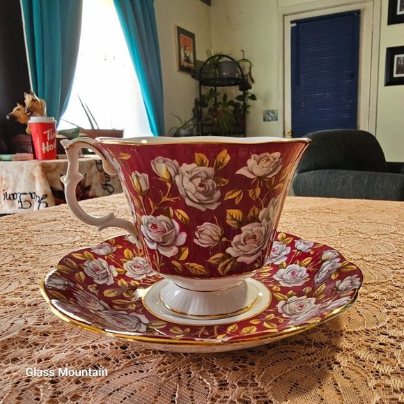 SOLD - Vintage Royal Albert Merrie England Bone China Balmoral Teacup & Saucer - Picture 4 of 6